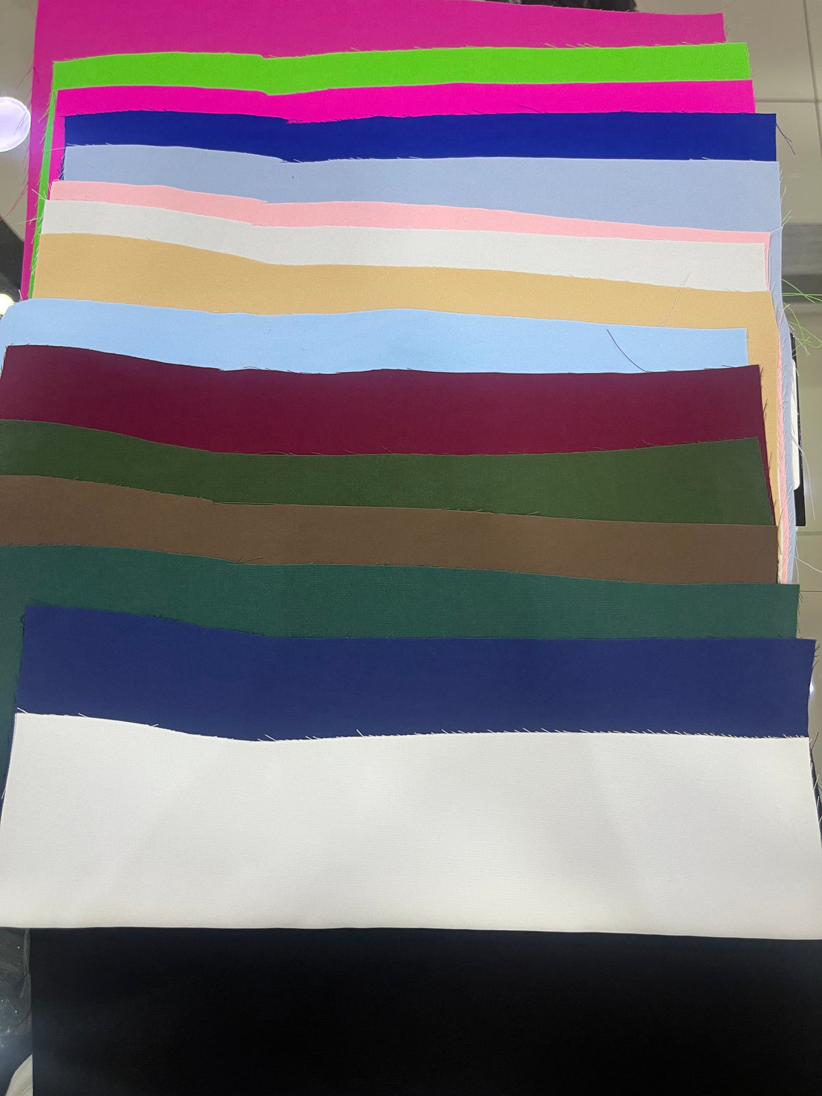 Tela Dubai Lisa De Poliéster Para Blusa Y Camisa · 146 cm